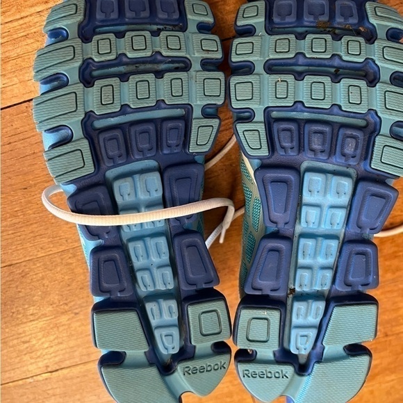 REEBOK custom-designed low sneaker, barely worn, size 8. - Picture 6 of 10